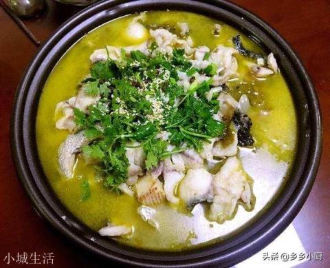 做酸菜鱼，是先放酸菜还是先放鱼？