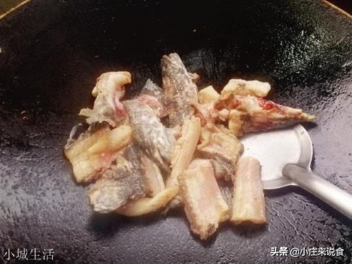 做酸菜鱼，是先放酸菜还是先放鱼？