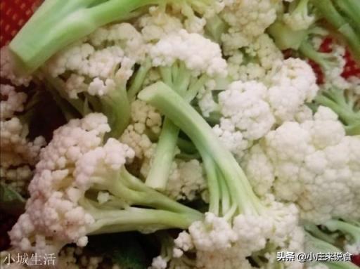 做酸菜鱼，是先放酸菜还是先放鱼？