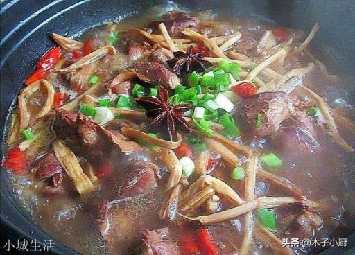 炖肉时,什么时候放花椒大料?