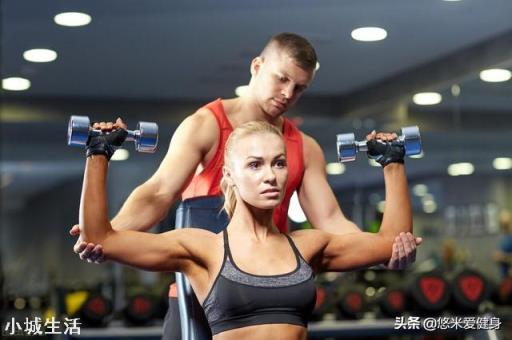 去健身房找私教，问他什么问题能看出来这个教练的水平？