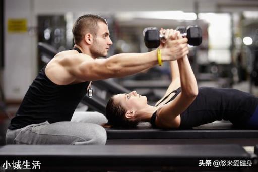 去健身房找私教，问他什么问题能看出来这个教练的水平？