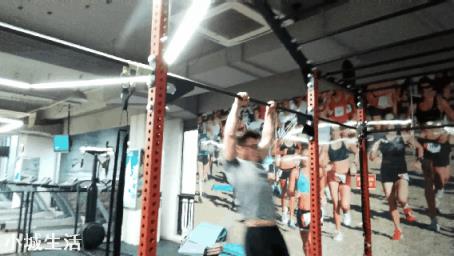 哪个动作能比较快地练出背部肌肉？