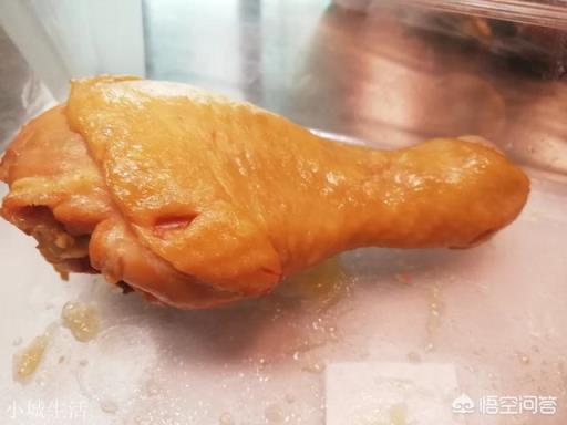 做猪蹄、肘子用冰糖炒糖色，出锅时非常好看，但几个小时后颜色就发黑了，怎么才能保持颜色不变？