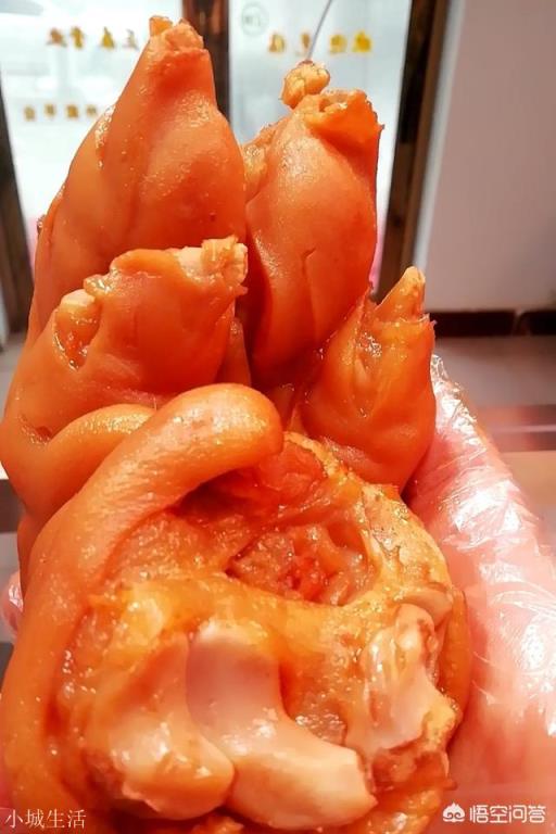 做猪蹄、肘子用冰糖炒糖色，出锅时非常好看，但几个小时后颜色就发黑了，怎么才能保持颜色不变？