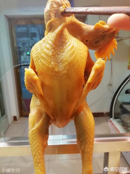 做猪蹄、肘子用冰糖炒糖色，出锅时非常好看，但几个小时后颜色就发黑了，怎么才能保持颜色不变？