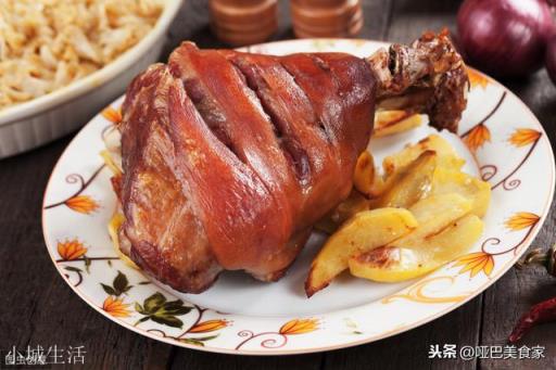 做猪蹄、肘子用冰糖炒糖色，出锅时非常好看，但几个小时后颜色就发黑了，怎么才能保持颜色不变？