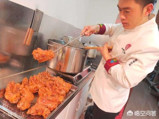 做猪蹄、肘子用冰糖炒糖色，出锅时非常好看，但几个小时后颜色就发黑了，怎么才能保持颜色不变？