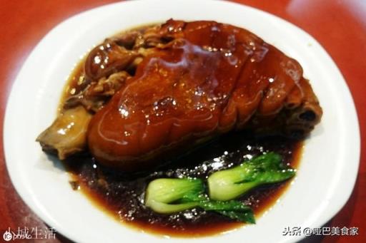 做猪蹄、肘子用冰糖炒糖色，出锅时非常好看，但几个小时后颜色就发黑了，怎么才能保持颜色不变？