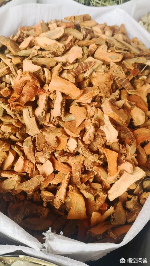 前期处理卤汤香料时,应该如何去除其中的苦涩和异味?