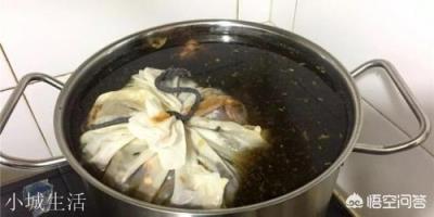 前期处理卤汤香料时,应该如何去除其中的苦涩和异味?
