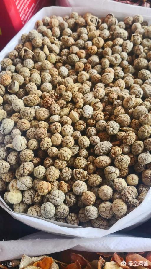 前期处理卤汤香料时,应该如何去除其中的苦涩和异味?
