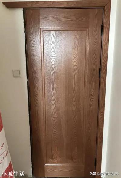 卧室门原木色好看还是白色?