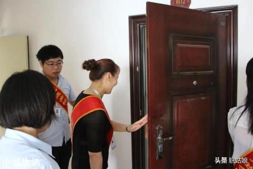 发现邻居家里不住人专门放骨灰该怎么办？