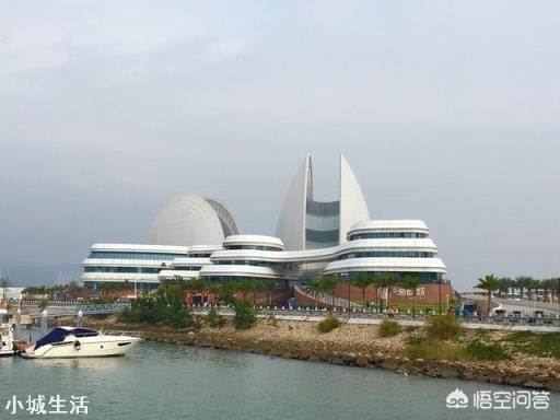 当你老了以后，你愿意整天待在家里看看书，还是出去旅游，哪个比较好？