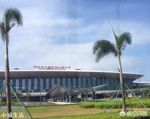 当你老了以后，你愿意整天待在家里看看书，还是出去旅游，哪个比较好？