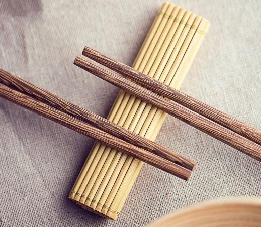 筷子上的霉斑有毒吗？新买的筷子有味道正常吗？