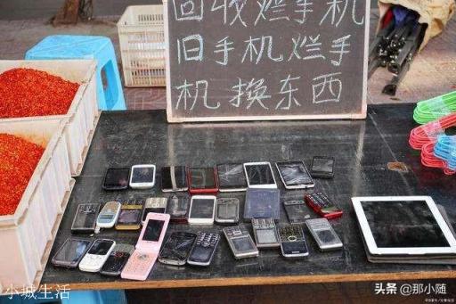 大街上回收旧手机的人，一个月到底能赚多少钱？