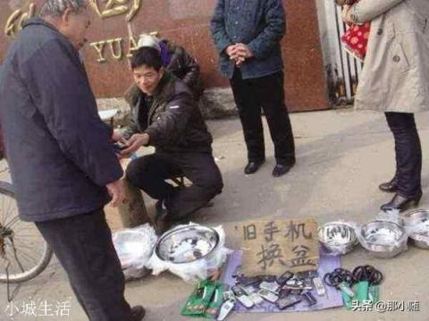 大街上回收旧手机的人，一个月到底能赚多少钱？