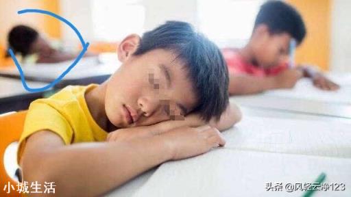 小學生上課睡覺，老師把照片發家長群，寶爸怒懟：你不配做老師，如何評價？
