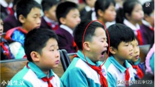 小學生上課睡覺，老師把照片發家長群，寶爸怒懟：你不配做老師，如何評價？