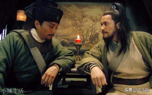 水浒传中，晁盖让宋江当首领，为什么宋江总是推脱？