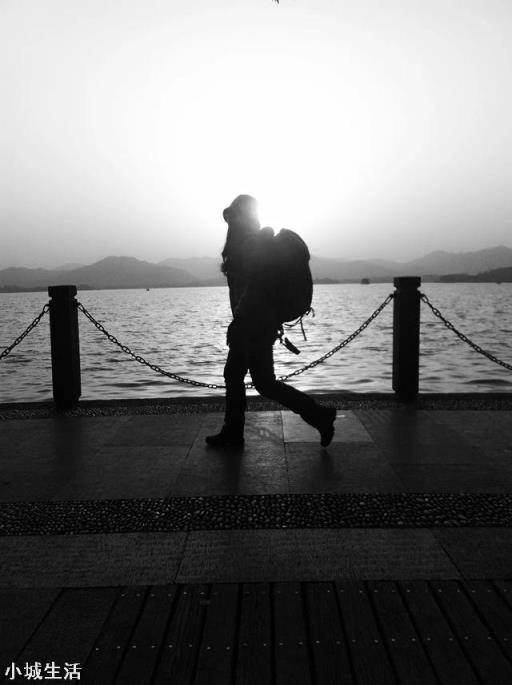 那些整天挎着相机到处摄影的人，他们靠什么维持生计？