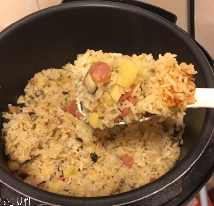 不用炒的香菇香肠焖饭做法 焖饭怎么做好吃几个步骤