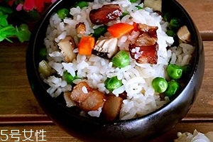 不用炒的香菇香肠焖饭做法 焖饭怎么做好吃几个步骤