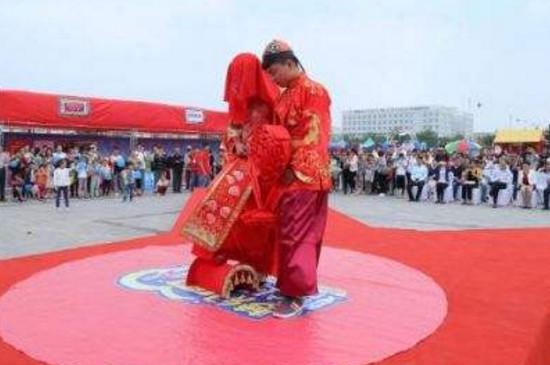結婚為什么要跨馬鞍