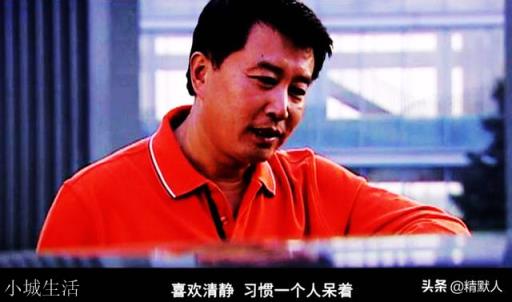 在小说《遥远的救世主》中，怎么理解肖亚文要违约退仓库，马经理反而要给她违约金？