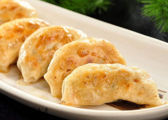 怎么用速凍餃子做煎餃 煎餃和鍋貼有什么區別