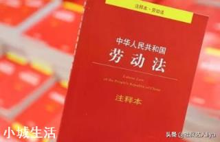 公司每個(gè)月發(fā)工資沒有工資條，也沒有工資明細(xì)表，只叫你簽名，請問公司這樣做違法嗎？