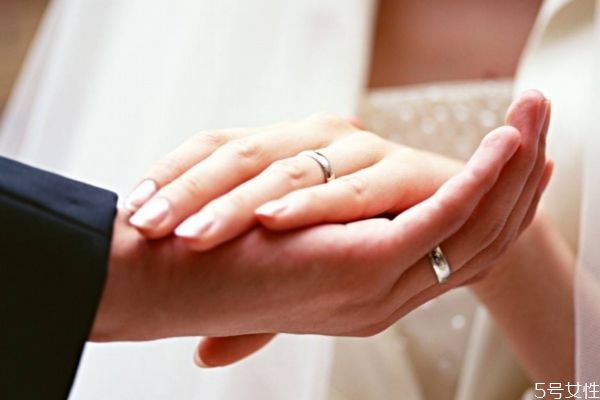 结婚要几套衣服 婚日子怎么定