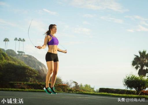 跳绳4分钟左右跳500下,跳完休息一分钟,一共跳3000下,共计半小时,算有氧运动吗?有减脂效果吗?
