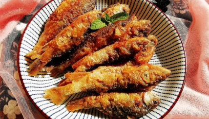 炸魚(yú)是裹面粉還是裹淀粉 油炸魚(yú)怎樣不粘鍋不爛