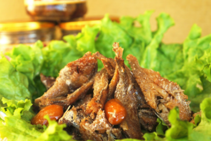 炸魚(yú)是裹面粉還是裹淀粉 油炸魚(yú)怎樣不粘鍋不爛
