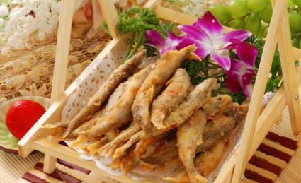 炸魚(yú)是裹面粉還是裹淀粉 油炸魚(yú)怎樣不粘鍋不爛