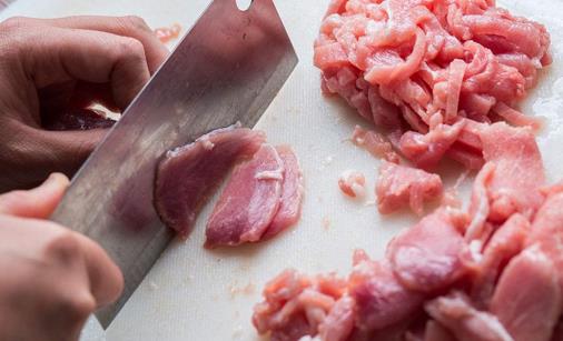 切肉不粘刀的方法 切肉怎么才能不粘刀