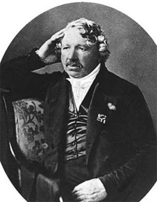 达盖尔在1839年发明 世界最早的照相机