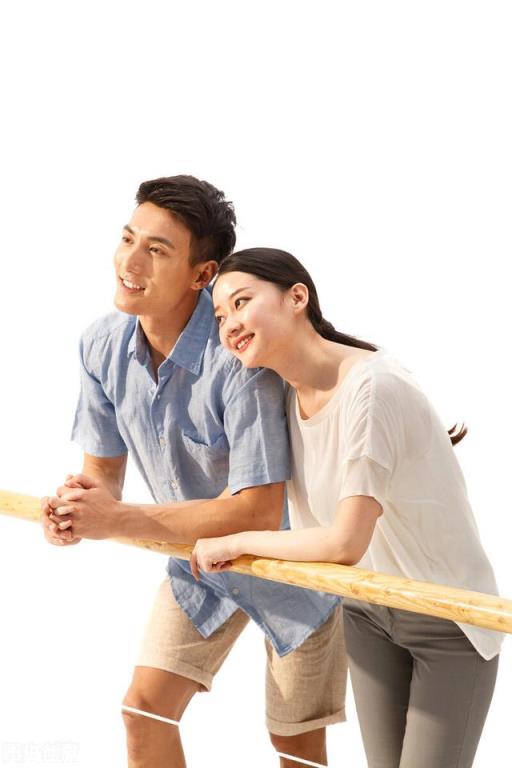 相親見過一面的女生，在微信上聊的還可以，然后周末約她出去玩，答應了，需要帶禮物嗎？