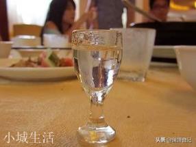 市面上买的十元以下一瓶的白酒，是酿造的还是制假的呢？