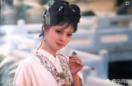 夜查大观园,薛宝钗做了一件事后,为何王熙凤和王夫人都害怕了?