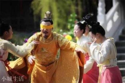 中国古代有没有那种很懒惰、沉迷酒色、每天工作时间很短但国家却很富强的皇帝？