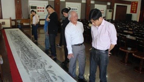 古镇风情图整个画卷长15米,宽1米 中国最大的水墨画出版物