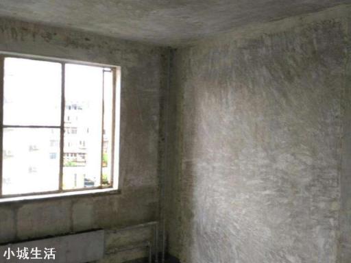 為什么師傅貼的墻磚三面墻上不空，一面墻全空？