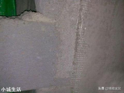 為什么師傅貼的墻磚三面墻上不空，一面墻全空？