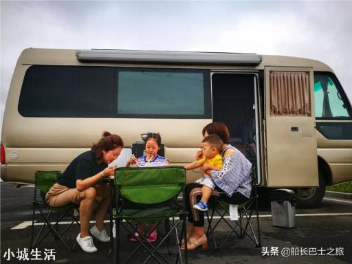 两家四人AA自驾游,中途车故障了,费用怎么分摊合理?