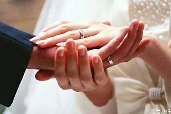 結婚女方為什么要挽著父親的手出場 結婚女方家里怎么布置