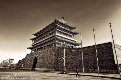 1449年北京保卫战，于谦选择“出城迎战”而非“坚城死守”，是否为正确决策？为什么？